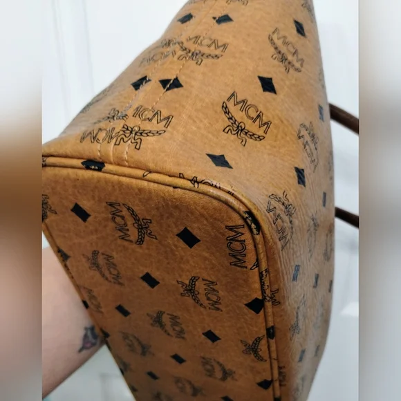 MCM Medium Liz Shopper Tote With MCM Bone Bag Charm - Picture 6 of 14